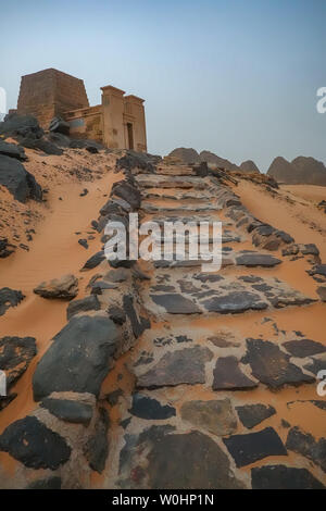 Scala di accesso alla Piramide dei faraoni nero del Kush impero in Sudan, Meroe Foto Stock