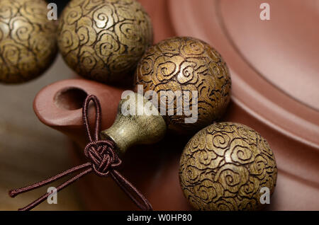 Seta dorata Namu Yin legno affondata stringa a mano perline di Buddha Foto Stock