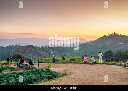 Chiang Mai, Thailandia - Dic 07 2015: turisti viaggiano sulla bellissima montagna in inverno a doi mon jam Foto Stock