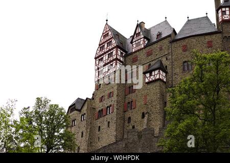 Burg Eltz, Germania - 26 Aprile 2019: vista sul bellissimo Castello Eltz nella foresta Foto Stock