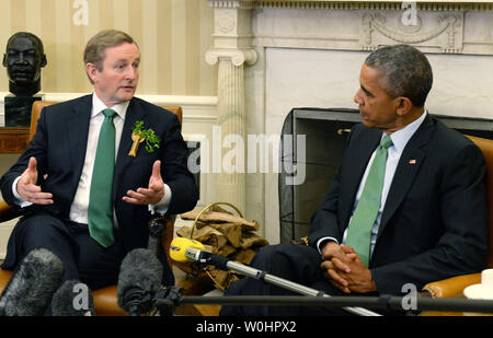 Il Presidente degli Stati Uniti Barack Obama ascolta al Primo Ministro irlandese Taoiseach Enda Kenny (non mostrato) durante la loro riunione nell'Ufficio Ovale della Casa Bianca a Washington DC, il 17 marzo 2015. Obama ha sottolineato che gli Stati Uniti e l'Irlanda d'accordo sulla maggior parte di tutti i problemi del mondo tra cui il commercio e l'immigrazione. Foto di Pat Benic/UPI Foto Stock