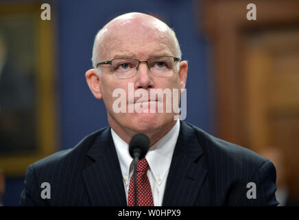 Secret Service Director Joseph Clancy testimonia durante una casa Homeland Security sottocomitato audizione sul servizio segreto di bilancio, sulla Capitol Hill a Washington D.C. il 17 marzo 2015. Clancy ha risposto alle domande sulle recenti accuse di intossicati agenti dei servizi segreti di schiantarsi in una barricata di sicurezza come essi tornarono a casa bianca. Foto di Kevin Dietsch/UPI Foto Stock