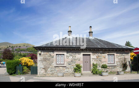 Luss, un villaggio di conservazione sulle rive di Loch Lomond è stato ricostruito nel XIX secolo come un modello di villaggio in casa la cava di ardesia e mill Foto Stock