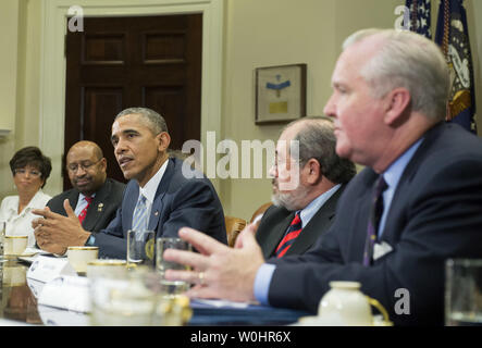 Il presidente Barack Obama parla ai media come egli si incontra con i rappresentanti locali eletti e small business esportatori sul commercio, alla Casa Bianca a Washington D.C. il 25 marzo 2015. Foto di Kevin Dietsch/UPI Foto Stock