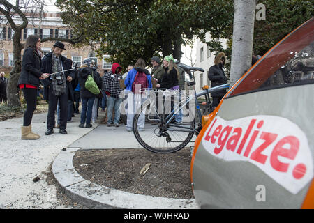 Linea di persone fino a ricevere gratuitamente i semi di marijuana dato dal DC campagna di cannabis, in Washington D.C. Marzo 28, 2015. Oltre 3.500 persone hanno firmato fino a prendere parte alla condivisione di seme evento dove D.C. 18 residenti e oltre sono stati forniti gratuitamente i semi di marijuana. Questo giunge sulla scia di un ballottaggio misurare lo scorso autunno che legalizzato il possesso degli impianti e uso domestico. Foto di Kevin Dietsch/UPI Foto Stock