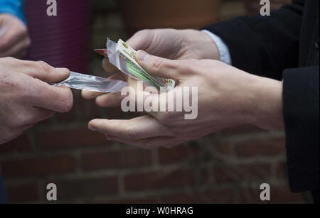 Le persone ricevono gratuitamente i semi di marijuana a un omaggio sponsorizzato da DC campagna di cannabis, in Washington D.C. Marzo 28, 2015. Oltre 3.500 persone hanno firmato fino a prendere parte alla condivisione di seme evento dove D.C. 18 residenti e oltre sono stati forniti gratuitamente i semi di marijuana. Questo giunge sulla scia di un ballottaggio misurare lo scorso autunno che legalizzato il possesso degli impianti e uso domestico. Foto di Kevin Dietsch/UPI Foto Stock