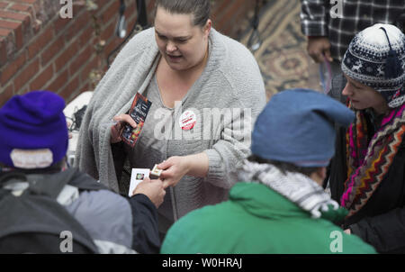 Le persone ricevono gratuitamente i semi di marijuana a un omaggio sponsorizzato da DC campagna di cannabis, in Washington D.C. Marzo 28, 2015. Oltre 3.500 persone hanno firmato fino a prendere parte alla condivisione di seme evento dove D.C. 18 residenti e oltre sono stati forniti gratuitamente i semi di marijuana. Questo giunge sulla scia di un ballottaggio misurare lo scorso autunno che legalizzato il possesso degli impianti e uso domestico. Foto di Kevin Dietsch/UPI Foto Stock