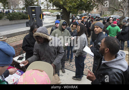 Le persone ricevono gratuitamente i semi di marijuana a un omaggio sponsorizzato da DC campagna di cannabis, in Washington D.C. Marzo 28, 2015. Oltre 3.500 persone hanno firmato fino a prendere parte alla condivisione di seme evento dove D.C. 18 residenti e oltre sono stati forniti gratuitamente i semi di marijuana. Questo giunge sulla scia di un ballottaggio misurare lo scorso autunno che legalizzato il possesso degli impianti e uso domestico. Foto di Kevin Dietsch/UPI Foto Stock