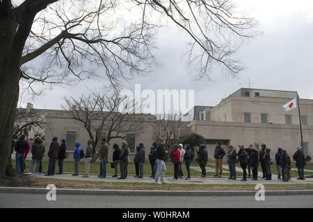 Persone in fila per i blocchi per ricevere gratuitamente i semi di marijuana a un omaggio sponsorizzato da DC campagna di cannabis, in Washington D.C. Marzo 28, 2015. Oltre 3.500 persone hanno firmato fino a prendere parte alla condivisione di seme evento dove D.C. 18 residenti e oltre sono stati forniti gratuitamente i semi di marijuana. Questo giunge sulla scia di un ballottaggio misurare lo scorso autunno che legalizzato il possesso degli impianti e uso domestico. Foto di Kevin Dietsch/UPI Foto Stock