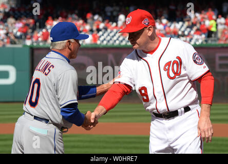 New York Mets Manager Terry Collins (L) scuote le mani con Washington cittadini gestore Matt Williams durante cerimonie pregame sul giorno di apertura a cittadini Park il 6 aprile 2015 a Washington, DC. Mets ha vinto 3-1 foto di Pat Benic/UPI Foto Stock