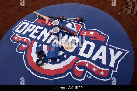 Il New York Mets ondeck cerchio è pronto prima di gioco contro la Washington dei cittadini sul giorno di apertura a cittadini Park il 6 aprile 2015 a Washington, DC. Mets ha vinto 3-1 foto di Pat Benic/UPI Foto Stock