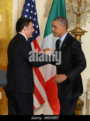 Stati Uniti Il presidente Barack Obama e il Primo Ministro italiano Matteo Renzi agitare le mani dopo una conferenza stampa congiunta nella Sala Est della Casa Bianca il 17 aprile 2015 a Washington, DC. I leader hanno discusso una serie di argomenti tra cui la situazione ucraino e situazione libica. Foto di Pat Benic/UPI Foto Stock