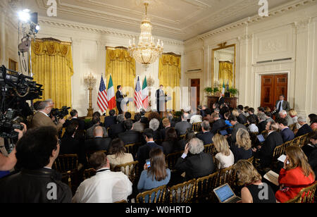 Primo Ministro italiano Matteo Renzi e U.S. Il presidente Barack Obama tenere una conferenza stampa congiunta nella Sala Est della Casa Bianca il 17 aprile 2015 a Washington, DC. I leader hanno discusso una serie di argomenti tra cui la situazione ucraino e situazione libica. Foto di Pat Benic/UPI Foto Stock