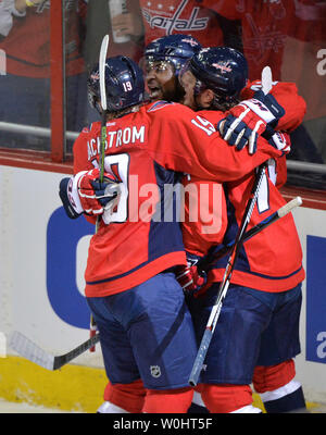 Washington capitelli ala destra Joel Ward (42) celebra dopo il punteggio contro la New York isolani nel secondo periodo di gioco 5 della Eastern Conference semifinali al Verizon Center di Washington, D.C. il 27 aprile 2015. Foto di Kevin Dietsch/UPI Foto Stock