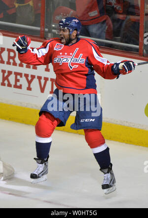 Washington capitelli ala destra Joel Ward (42) celebra dopo il punteggio contro la New York isolani nel secondo periodo di gioco 5 della Eastern Conference semifinali al Verizon Center di Washington, D.C. il 27 aprile 2015. Foto di Kevin Dietsch/UPI Foto Stock