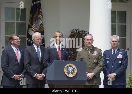 Il presidente Barack Obama (C) annuncia Marine gen. Giuseppe Dunford Jr (2nd-R), comandante dell'U.S. Marine Corps, come suo candidato ad essere il prossimo presidente del Comune di capi di Stato Maggiore e Air Force gen. Paolo Selva (R), è attualmente il leader degli Stati Uniti Comando di trasporto, come il prossimo vice presidente, alla Casa Bianca a Washington D.C. il 5 maggio 2015. Se confermato, Dunford sarà la sostituzione di esercito gen. Martin Dempsey, che avranno servito quattro anni come presidente. Il Segretario della Difesa Ashton Carter (L) e il Vice Presidente Joe Biden erano anche presenti. Foto di Kevin Dietsch/UPI Foto Stock