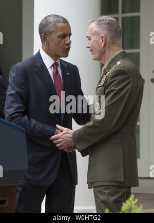 Il presidente Barack Obama stringe la mano con il suo candidato ad essere il prossimo presidente del Comune di capi di Stato Maggiore della Marina dello Staff gen. Giuseppe Dunford Jr., comandante dell'U.S. Marine Corps durante una cerimonia alla Casa Bianca a Washington D.C. il 5 maggio 2015. Se confermato, Dunford sarà la sostituzione di esercito gen. Martin Dempsey, che avranno servito quattro anni come presidente. Foto di Kevin Dietsch/UPI Foto Stock