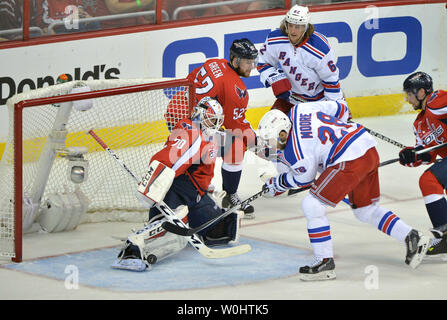 Washington capitelli goalie Braden Holtby (70) arresta un colpo da New York Rangers center Dominic Moore (28) nel primo periodo della sesta partita del round 2 della Stanley Cup Playoffs al Verizon Center di Washington, D.C. il 10 maggio 2015. Foto di Kevin Dietsch/UPI Foto Stock