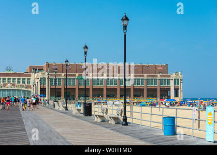 La passeggiata a mare di Asbury Park durante l'estate ad Asbury Park, New Jersey. Foto Stock