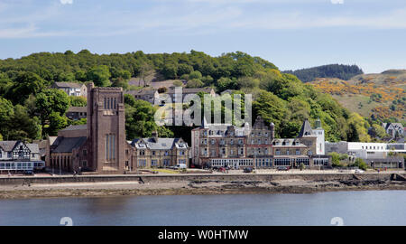 Vista litorale di Oban, Argyll and Bute, Scozia, il porto e il terminale per il CalMac traghetto per auto di fronte all' Isola di Mull Foto Stock