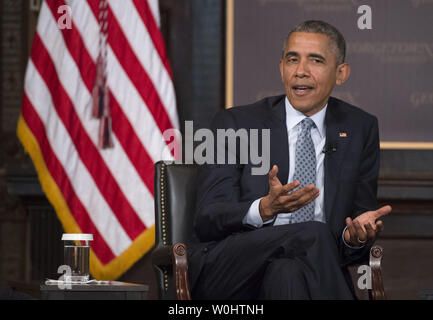 Il presidente Barack Obama partecipa a una discussione sul superamento della povertà presso la Georgetown University il 12 maggio 2015 a Washington D.C. Foto di Kevin Dietsch/UPI Foto Stock