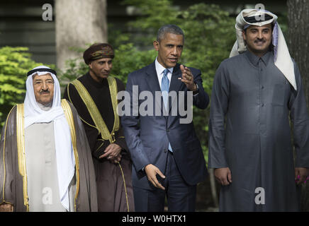 Il presidente Barack Obama (C) parla con e l'emiro del Kuwait Sheikh Sabah Al-Ahmad Al-Sabah (L), il Vice Primo Ministro di Oman, Sayyid Fahad Bin Mahmood al detto (2nd-L) e del Qatar Emiro Sheikh Tamim Bin Hamad Al-Thani prima di una foto di gruppo a seguito del Consiglio di cooperazione del Golfo degli Stati Uniti al Vertice di Camp David il 14 maggio 2015. Obama ha ospitato i leader di Arabia Saudita, Kuwait, Bahrein, Qatar, Emirati Arabi Uniti e Oman per discutere una serie di questioni quali il terrorismo e gli Stati Uniti-Iran trattativa nucleare. Foto di Kevin Dietsch/UPI Foto Stock