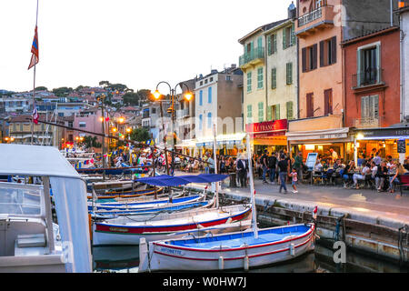 Il porto per la nautica da diporto al crepuscolo, Cassis, Bouches-du-Rhone, Francia Foto Stock