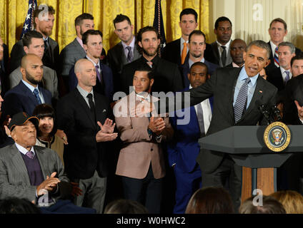 Il Presidente degli Stati Uniti Barack Obama ricorda San Francisco Giants legend Willie Mays (L) lungo con il 2014 World Series Champions durante una cerimonia che si terrà nella Sala Est della Casa Bianca a Washington DC il 4 giugno 2015. I Giganti hanno vinto il loro terzo Major League Baseball campionato in cinque anni. Foto di Pat Benic/UPI Foto Stock