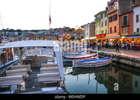 Il porto per la nautica da diporto al crepuscolo, Cassis, Bouches-du-Rhone, Francia Foto Stock