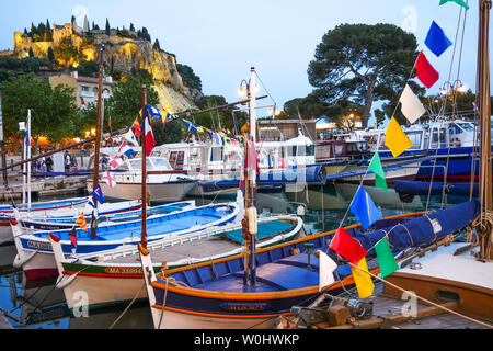 Il porto per la nautica da diporto al crepuscolo, Cassis, Bouches-du-Rhone, Francia Foto Stock