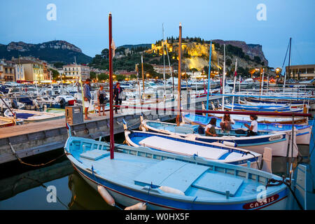 Il porto per la nautica da diporto al crepuscolo, Cassis, Bouches-du-Rhone, Francia Foto Stock