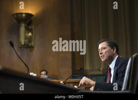 Direttore dell'FBI James Comey testimonia durante un Senato Comitato Giudiziario audizione su "Andando Dark: cifratura, la tecnologia e l'equilibrio tra la pubblica sicurezza e privacy,' sulla Capitol Hill a Washington D.C. il 8 luglio 2015. Foto di Kevin Dietsch/UPI Foto Stock