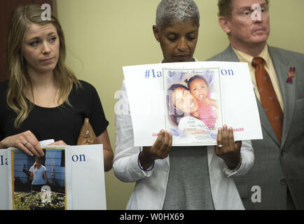 Gli amici e la famiglia di pistola vittime di violenza partecipare ad una conferenza stampa sull'introduzione di una legge che permetterebbe di estendere Brady verifica di fondo a tutte le vendite di pistola incluso online e a pistola, mostra a Washington D.C. il 8 luglio 2015. La richiesta di portare il disegno di legge, H.R. 1217, al pavimento per una votazione giunge sulla scia della recente Charleston chiesa di ripresa. Foto di Kevin Dietsch/UPI Foto Stock