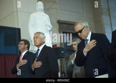 Da sinistra a destra il Segretario della Difesa, Ashton Carter, ex segretario alla difesa Chuck Hagel e Senato leader della minoranza Harry Reid, D-NV, stand per l'inno nazionale durante il Congresso Cerimonia di commemorazione in onore del cinquantesimo anniversario della guerra del Vietnam, al Campidoglio di Washington, D.C. su luglio 8, 2015. Foto di Kevin Dietsch/UPI Foto Stock