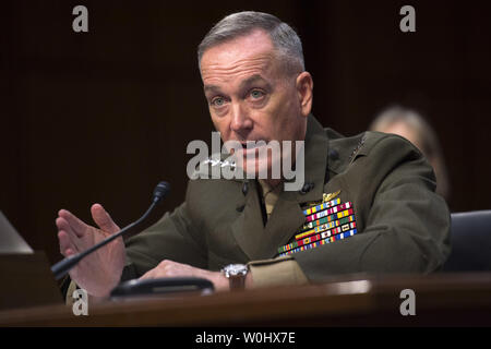 Marine Corps. Gen. Giuseppe Dunford Jr. testimonia durante il suo senato Comitato delle Forze Armate audizione di conferma di essere il prossimo presidente del Comune di capi di Stato Maggiore, sulla Capitol Hill a Washington D.C. il 9 luglio 2015. Foto di Kevin Dietsch/UPI Foto Stock