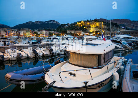 Il porto per la nautica da diporto al crepuscolo, Cassis, Bouches-du-Rhone, Francia Foto Stock