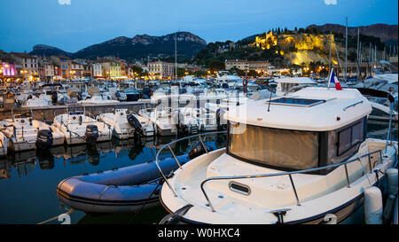 Il porto per la nautica da diporto al crepuscolo, Cassis, Bouches-du-Rhone, Francia Foto Stock