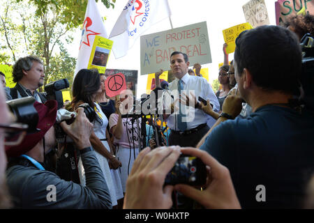 Speranzoso presidenziale Sen. Ted Cruz (R-TX) è swarmed dai contestatori come egli parla in un rally di criticare l'amministrazione Obama trattativa nucleare con l'Iran per non è compreso il rilascio di quattro ostaggi americani, a Washington D.C. il 23 luglio 2015. La protesta del gruppo Codepink protestato presso l'evento a sostegno del nucleare Iran trattativa. Foto di Kevin Dietsch/UPI Foto Stock