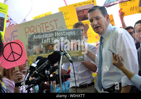 Speranzoso presidenziale Sen. Ted Cruz (R-TX) è swarmed dai contestatori come egli parla in un rally di criticare l'amministrazione Obama trattativa nucleare con l'Iran per non è compreso il rilascio di quattro ostaggi americani, a Washington D.C. il 23 luglio 2015. La protesta del gruppo Codepink protestato presso l'evento a sostegno del nucleare Iran trattativa. Foto di Kevin Dietsch/UPI Foto Stock