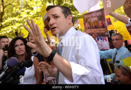 Speranzoso presidenziale Sen. Ted Cruz (R-TX) è swarmed dai contestatori come egli parla in un rally di criticare l'amministrazione Obama trattativa nucleare con l'Iran per non è compreso il rilascio di quattro ostaggi americani, a Washington D.C. il 23 luglio 2015. La protesta del gruppo Codepink protestato presso l'evento a sostegno del nucleare Iran trattativa. Foto di Kevin Dietsch/UPI Foto Stock