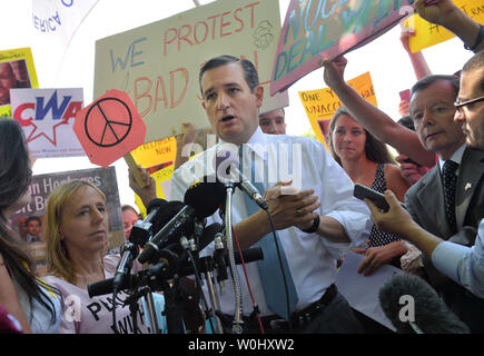 Speranzoso presidenziale Sen. Ted Cruz (R-TX) è swarmed dai contestatori come egli parla in un rally di criticare l'amministrazione Obama trattativa nucleare con l'Iran per non è compreso il rilascio di quattro ostaggi americani, a Washington D.C. il 23 luglio 2015. La protesta del gruppo Codepink protestato presso l'evento a sostegno del nucleare Iran trattativa. Foto di Kevin Dietsch/UPI Foto Stock