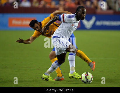 Chelsea avanti Victor Mosè Barcellona batte Pedro in avanti nella seconda metà del loro International Champions Cup match con FedEx Campo in Landover, Maryland il 28 luglio 2015. Foto di Kevin Dietsch/UPI Foto Stock