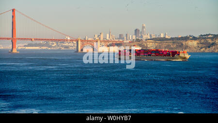 Durante il tramonto al Golden Gate Bridge di San Francisco Foto Stock