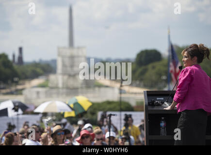 Sarah Palin parla al Tea Party dei patrioti Rally contro l'Iran trattare nella parte anteriore di U.S. Capitol a Washington DC, 9 settembre 2015. Foto di Molly Riley/UPI Foto Stock