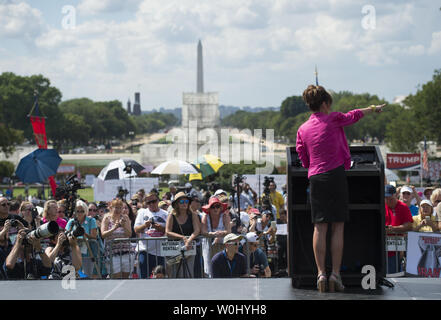 Sarah Palin parla al Tea Party dei patrioti Rally contro l'Iran trattare nella parte anteriore di U.S. Capitol a Washington DC, 9 settembre 2015. Foto di Molly Riley/UPI Foto Stock