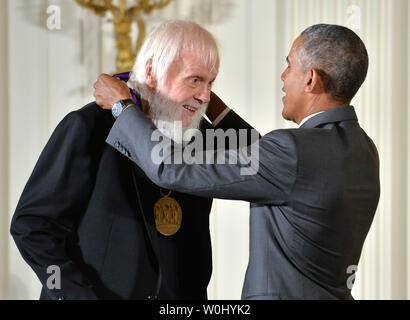 Il presidente Barack Obama awards un 2014 National Medal of Arts di artista visivo John Baldessari durante una cerimonia alla Casa Bianca a Washington D.C. il 10 settembre 2015. Foto di Kevin Dietsch/UPI Foto Stock