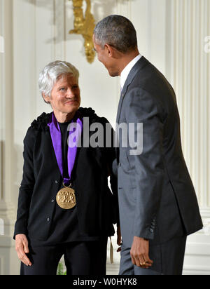 Il presidente Barack Obama awards un 2014 National Medal of Arts di visual artist Ann Hamilton durante una cerimonia alla Casa Bianca a Washington D.C. il 10 settembre 2015. Foto di Kevin Dietsch/UPI Foto Stock