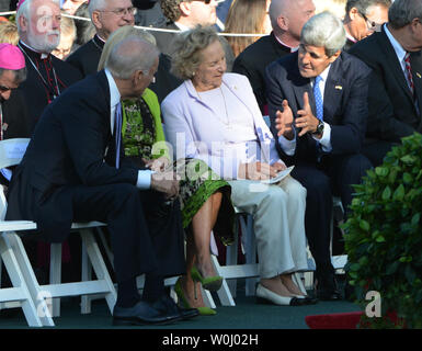 Stati Uniti Vice presidente Joe Biden ascolta Secrectary di Stato John Kerry (R) e Ethel Kennedy (C) prima dell'arrivo del Santo Padre Francesco per un ufficiale cerimonia di benvenuto sul prato Sud della Casa Bianca a Washington il 23 settembre 2015. Foto di Pat Benic/UPI Foto Stock