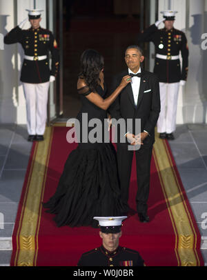 La First Lady Michelle Obama regola il Presidente Barack Obama il filtro bow tie in attesa che il presidente cinese Xi e sua moglie Peng Liyuan per arrivare ad una cena di Stato alla Casa Bianca a Washington D.C. il 25 settembre 2015. Foto di Kevin Dietsch/UPI Foto Stock