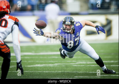 Baltimore Raven manualmente l'estremità Maxx Williams immersioni per Joe Flacco passare durante il quarto trimestre contro il Cincinatti Bengals a M&M Bank Stadium il 27 settembre 2015 a Baltimora, Maryland. Il Bengals ha vinto il gioco 28-24. Foto di Pete Marovich/UPI Foto Stock